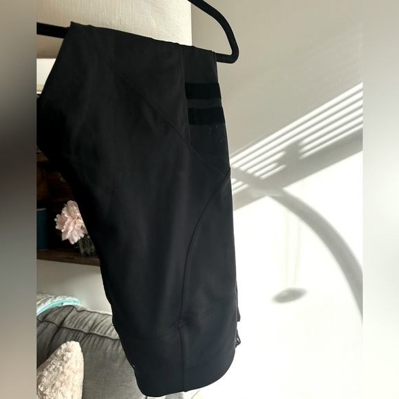 STRONGER LABEL Mesh Emblem Leggings - Picture 2 of 8